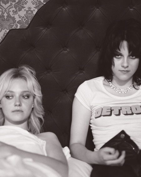 Exclusive Video Clip Kristen Stewart And Dakota Fanning Share A Kiss In The Runaways Ok