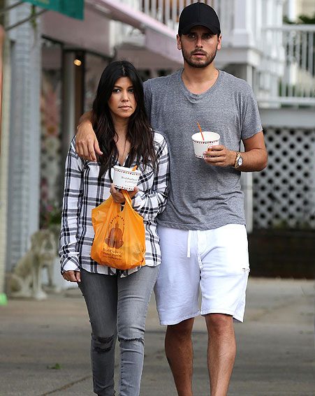 Pregnant Kourtney Kardashian Seen Desperately Trying To Cover Up Tiny 8575